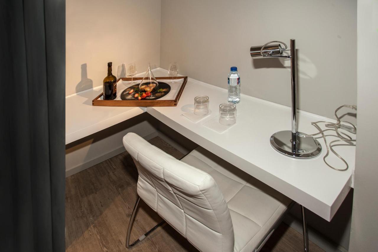 Single Room with Airport View